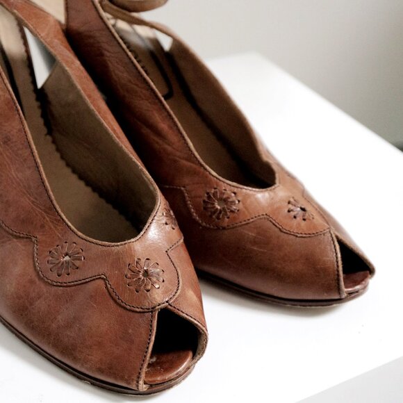 Vintage Bandolino Italy Brown Leather Peep Toe Floral Sandals - Picture 11 of 11